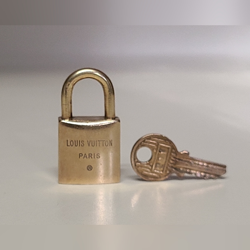 Louis Vuitton #201 Lock & Key - Picture 5 of 11